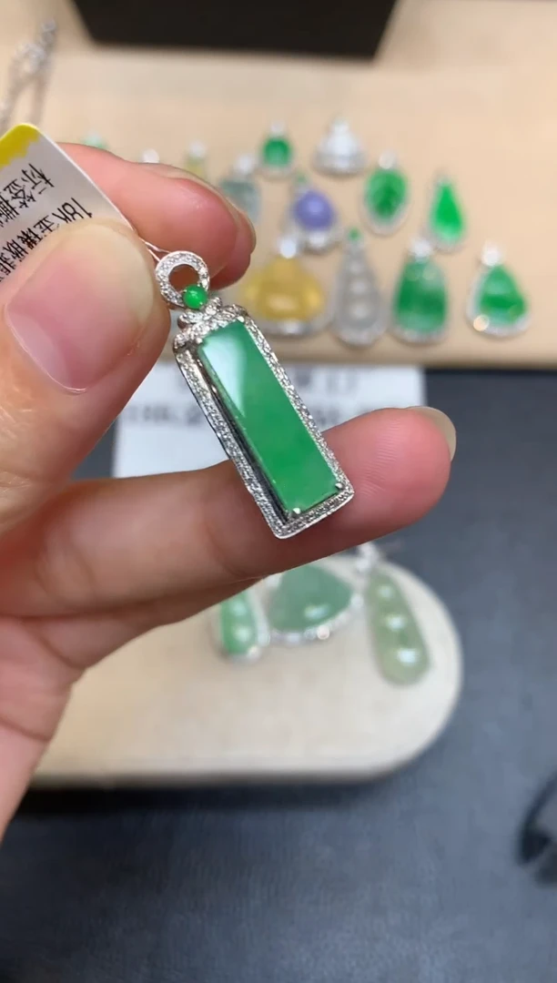 颈饰18K金镶嵌翡翠无事牌【无服务费