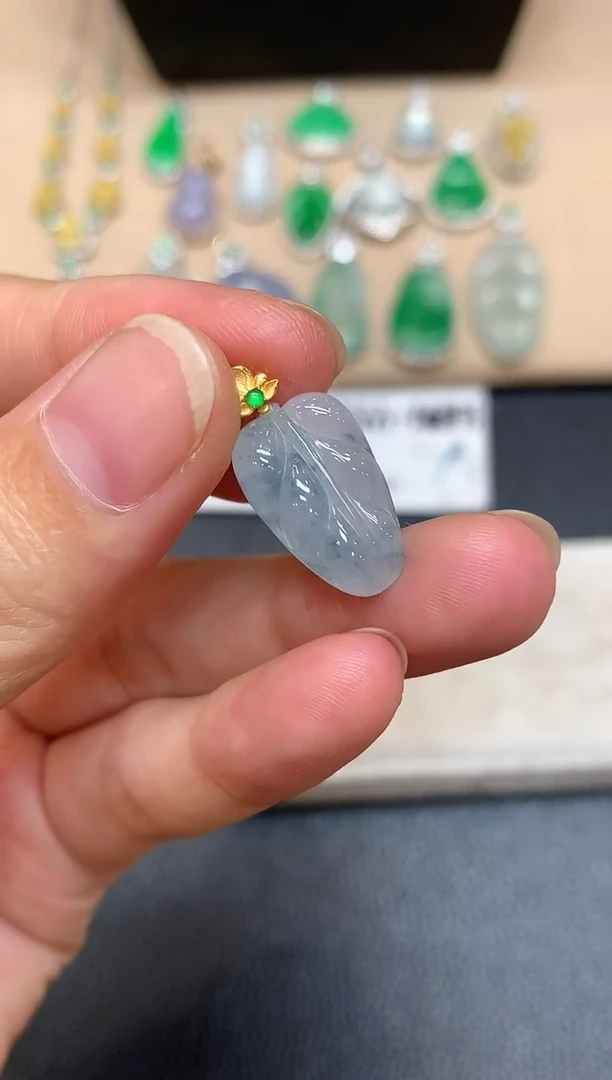 颈饰18K金镶嵌翡翠树叶【无服务费