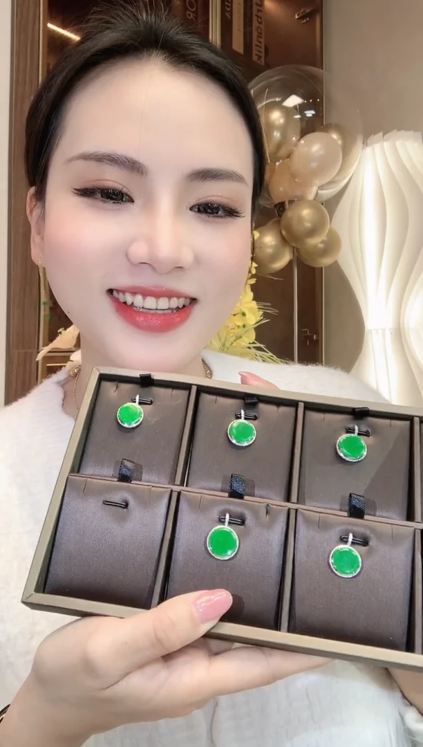 【闪购商品】翡翠吊坠(不含链)18K金镶嵌A15 多样性发货一件