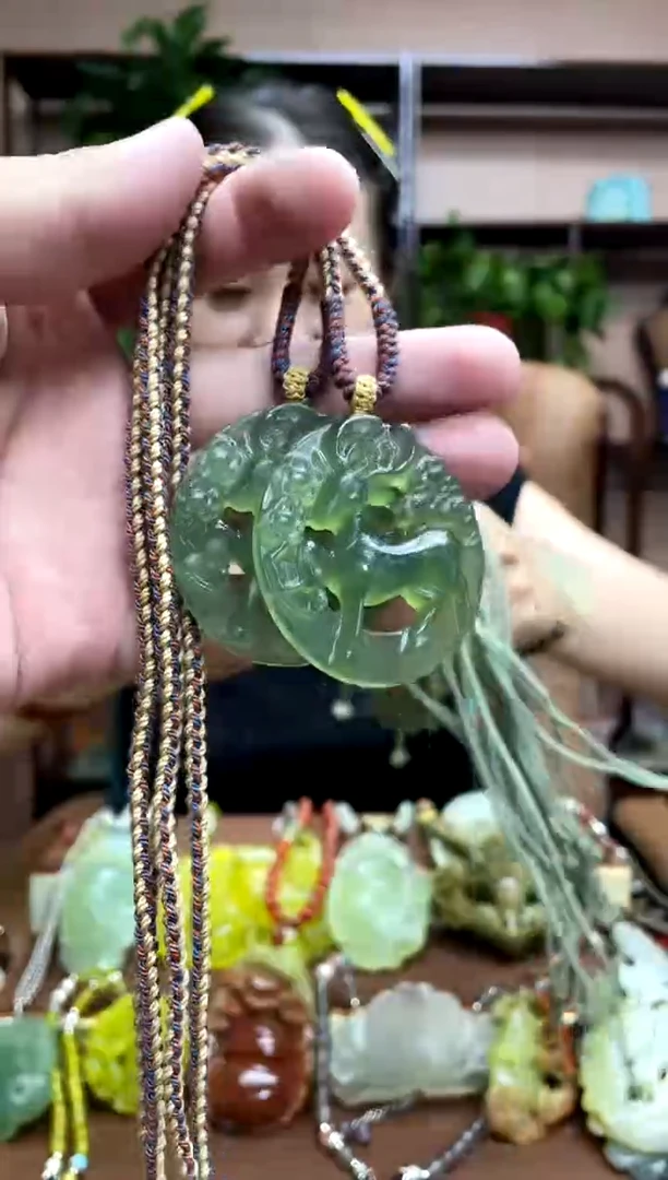 未镶嵌岫玉颈饰多样性发货发其中之一