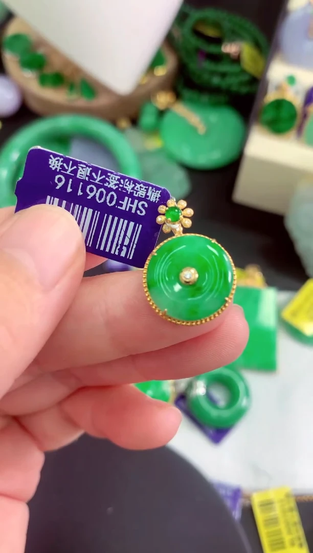 颈饰18K金镶嵌翡翠挂件