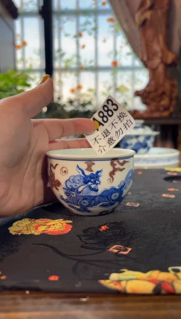瓷青花手绘釉里红狮子