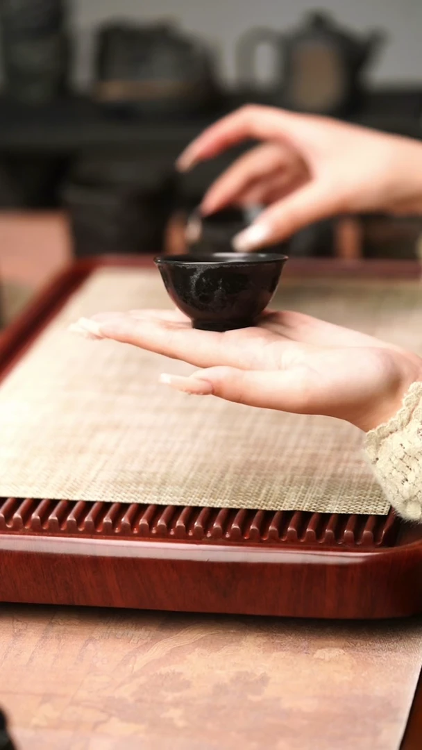 归玉堂冰碛岩重工雕刻美人杯