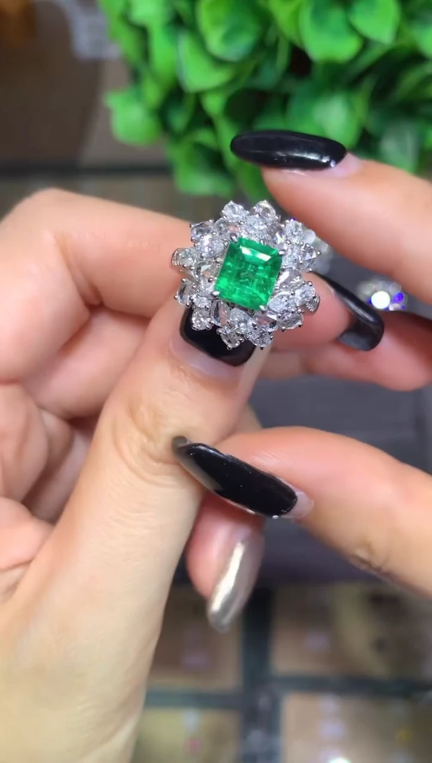 18K金镶嵌戒指祖母绿1.02CT