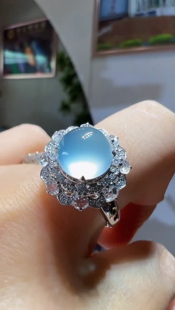 18K金镶嵌戒指翡翠蛋面