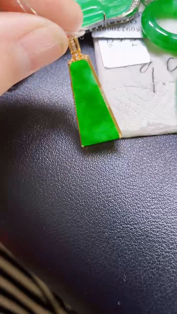 颈饰18K金镶嵌翡翠无事牌