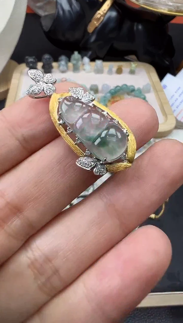 【闪购商品】翡翠吊坠(不含链)18K金镶嵌福豆