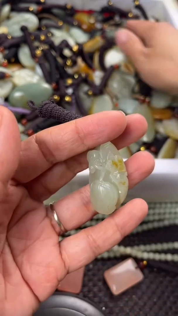 【闪购商品】和田玉颈饰未镶嵌多样性发货没有证书拍一发一有瑕