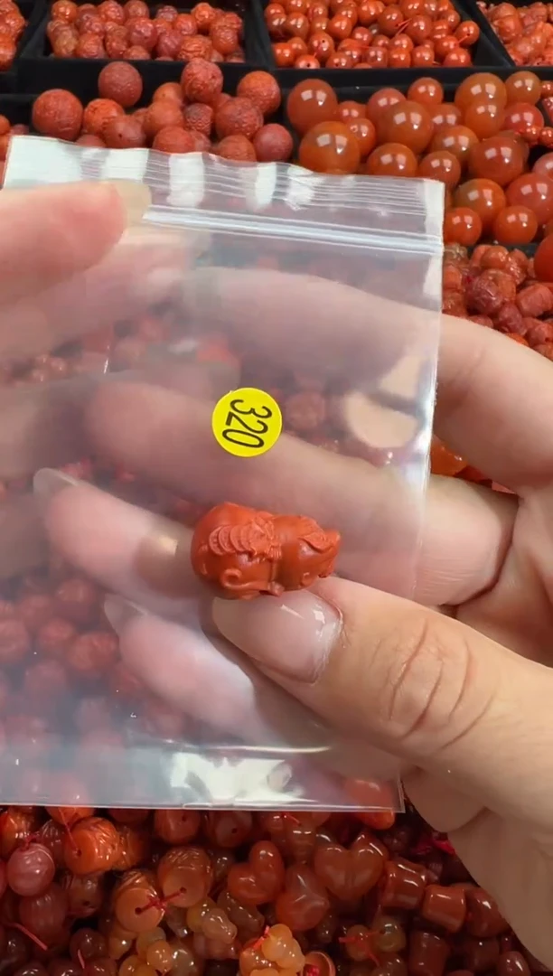 南红玛瑙未镶嵌颈饰1