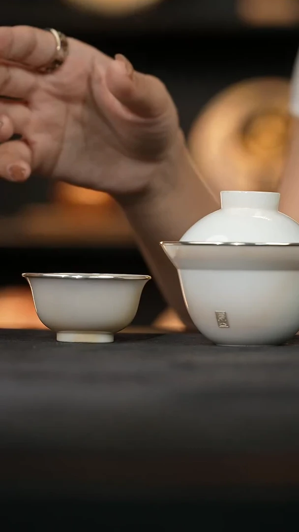 玉白色系套组卧足盖碗加小撇口杯