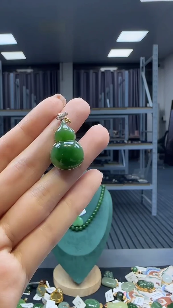 18K金镶嵌和田玉挂件1