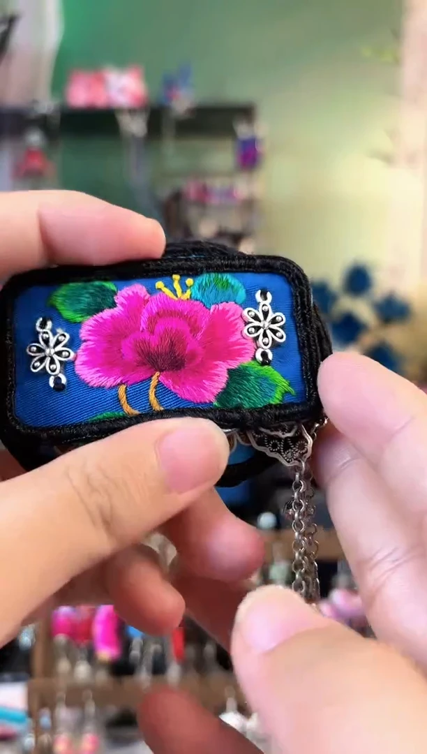 芭*彩云南阁非遗老绣饰品782*