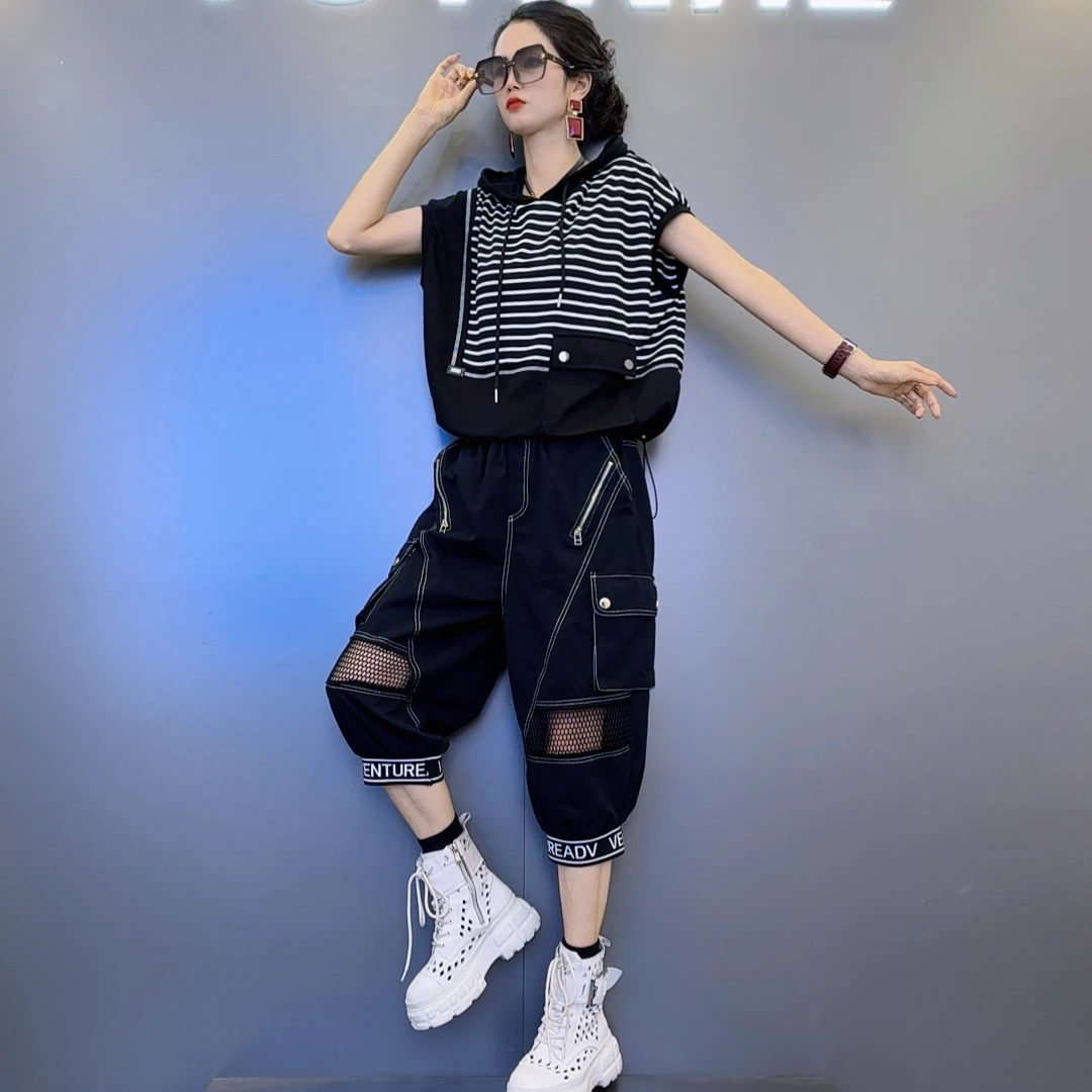 MJ-31洋气连帽拼接条纹【黑白】色短袖-斜边对称设计拼网七分裤