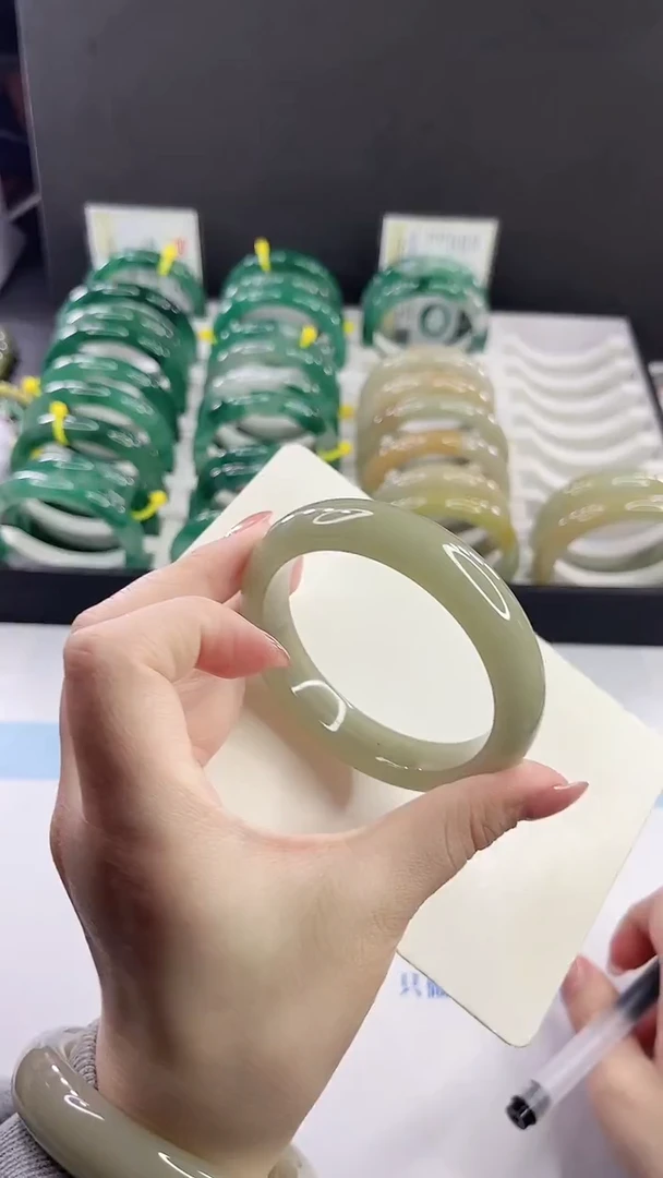 未镶嵌手镯石英质玉多样性发货L84