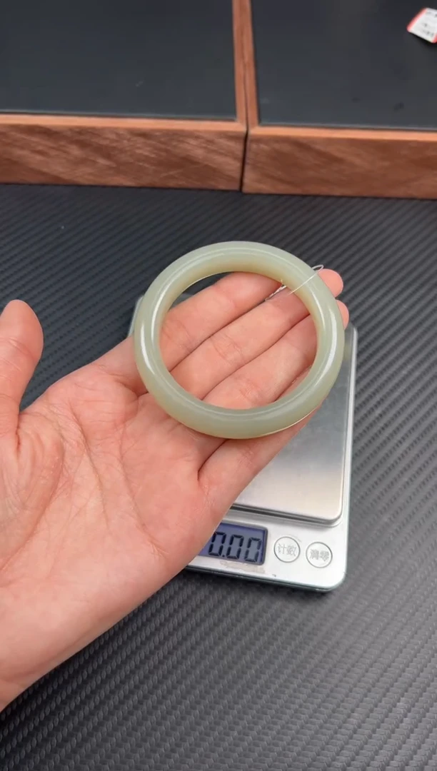 和田玉手镯未镶嵌且末微色差近矿52+