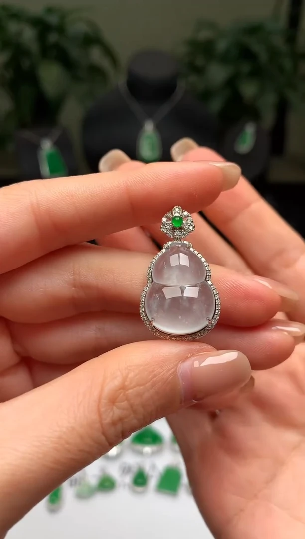 颈饰18K金镶嵌翡翠葫芦