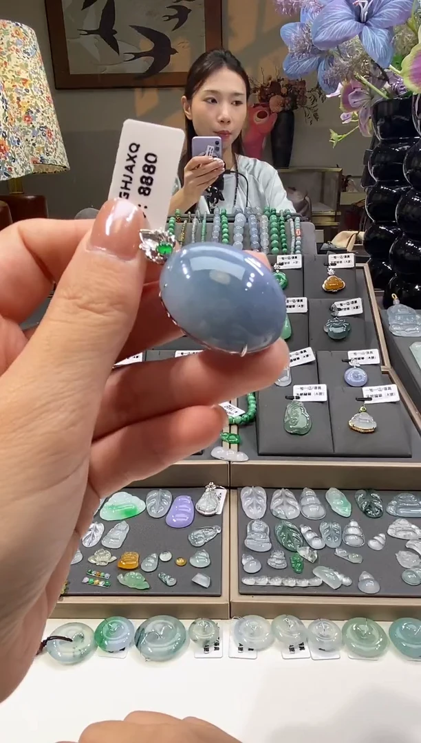 颈饰18K金镶嵌翡翠蛋面