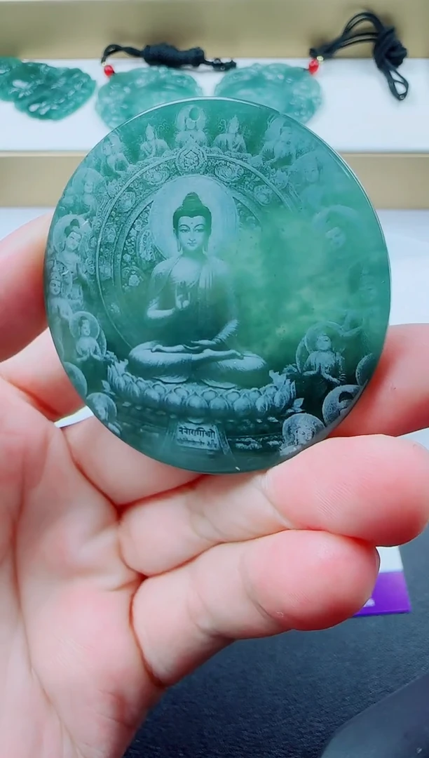 翡翠未镶嵌颈饰影雕阿弥多样性发其一