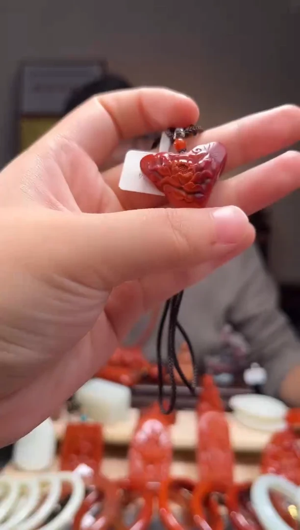 颈饰未镶嵌南红玛瑙吊坠