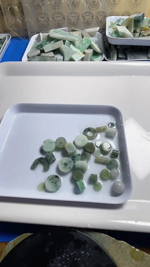 翡翠裸石翡翠小挂件