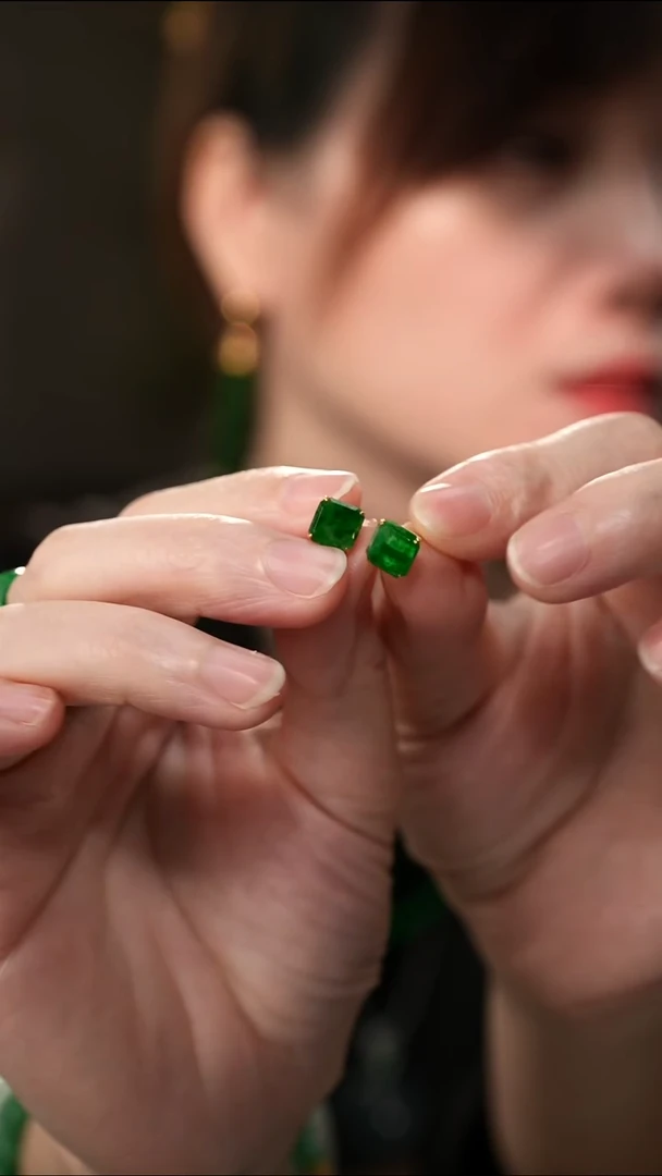 18K金镶嵌翡翠耳饰冰种辣绿翡翠方糖耳钉