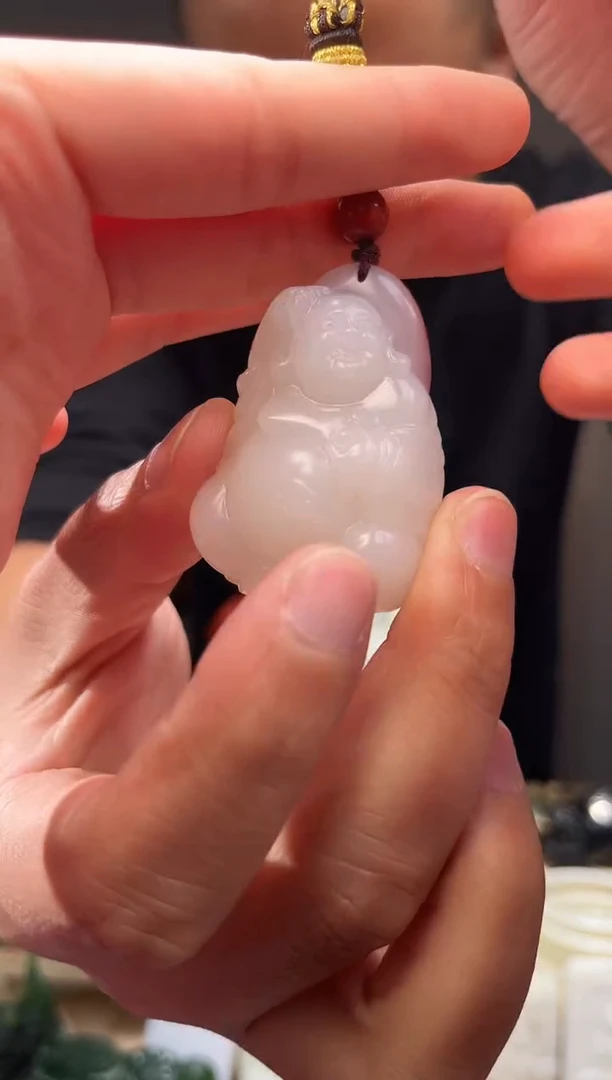 颈饰未镶嵌和田玉吊坠