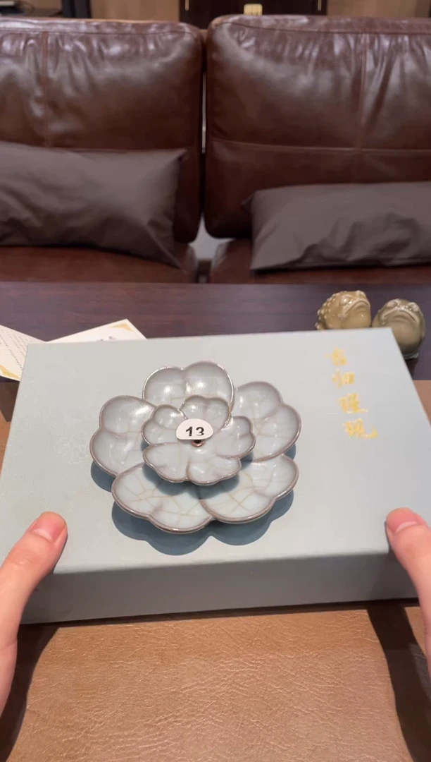 13自仓龙泉青瓷归官窑梅花香插