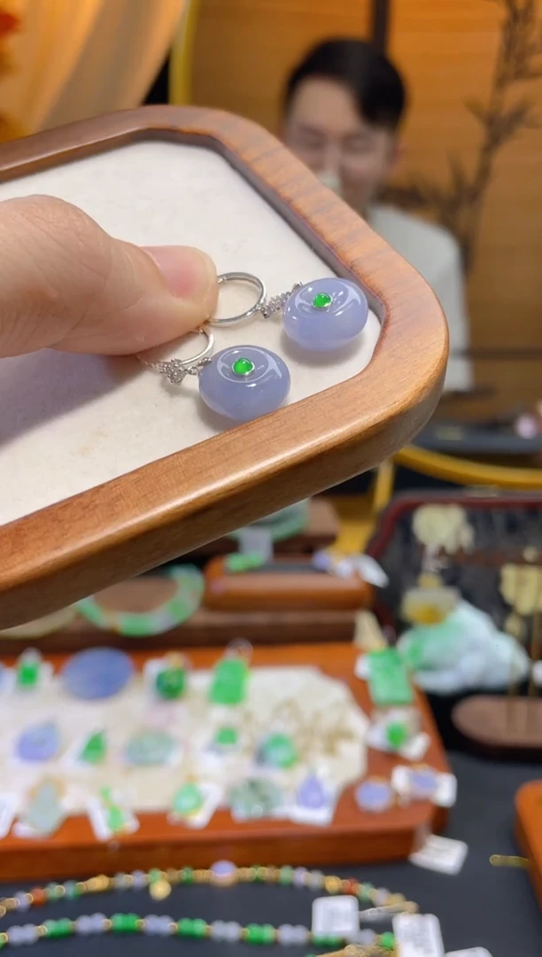 颈饰18K金镶嵌翡翠耳饰