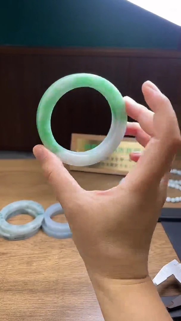 未镶嵌手镯定制翡翠慢**端定制