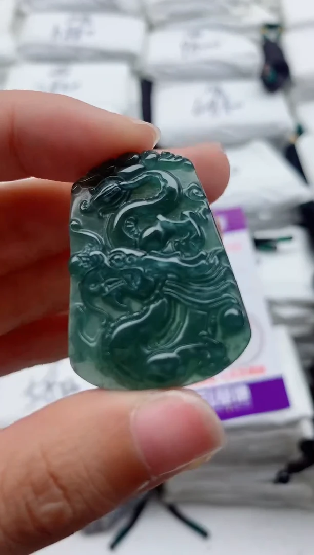 翡翠未镶嵌颈饰1