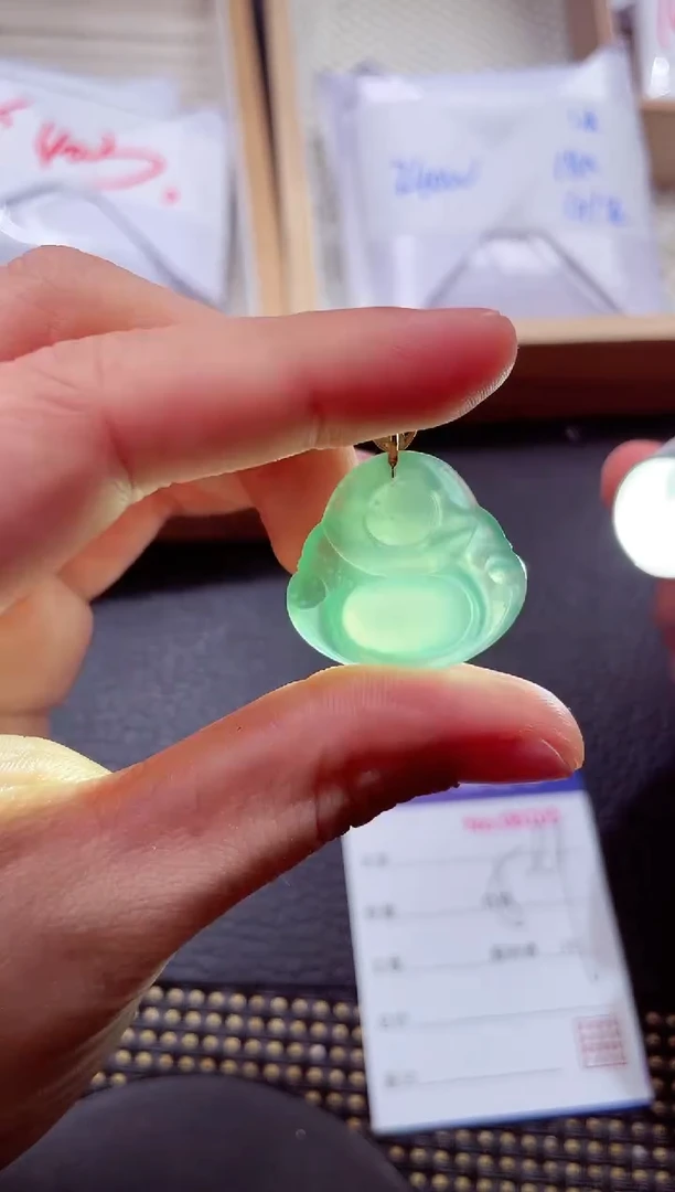 颈饰18K金镶嵌翡翠 000111