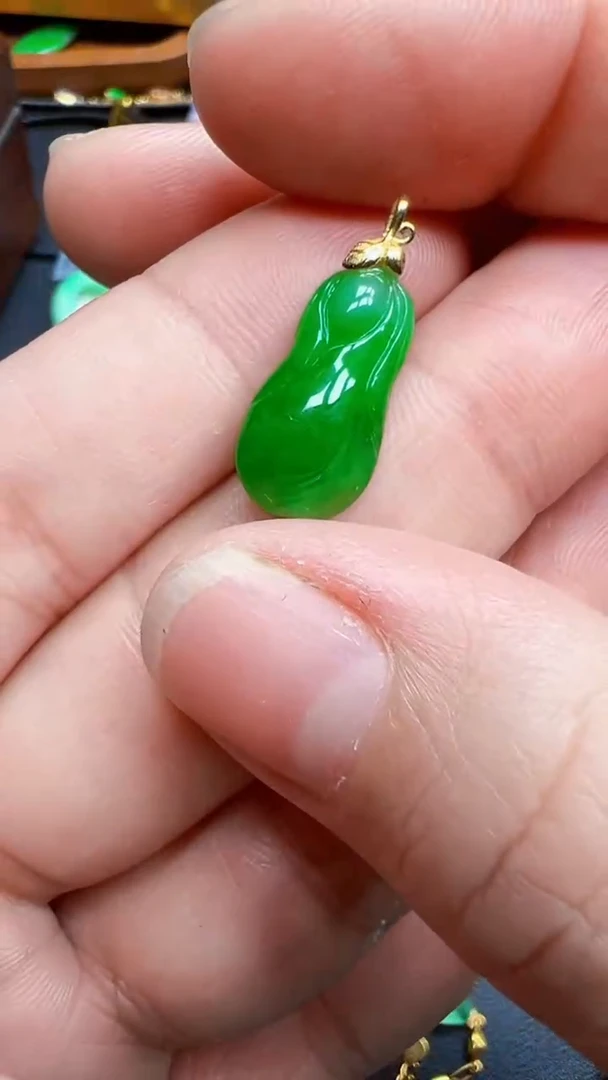 颈饰18K金镶嵌翡翠白菜