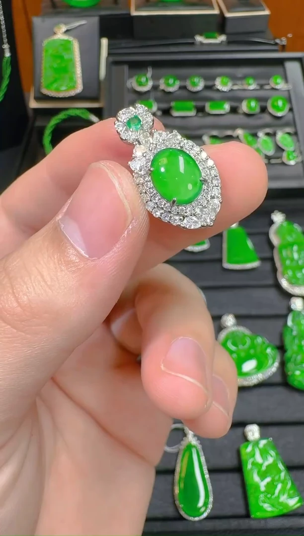 【闪购商品】翡翠吊坠(赠链)未镶嵌天然A货翡翠