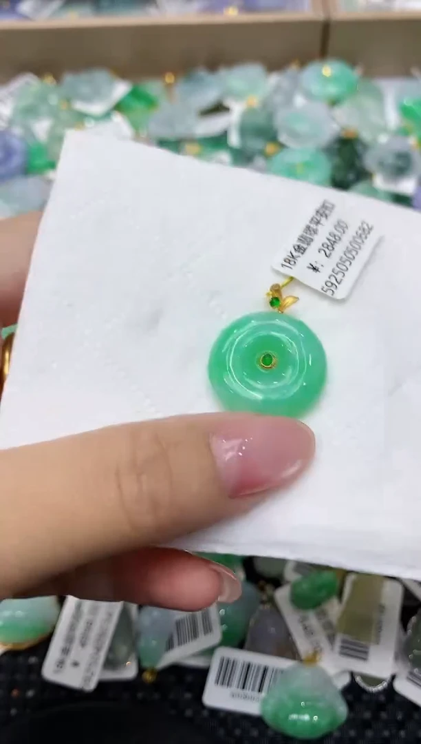 翡翠18K金镶嵌颈饰111111111