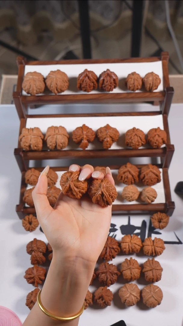 文玩核桃把件白狮子三棱