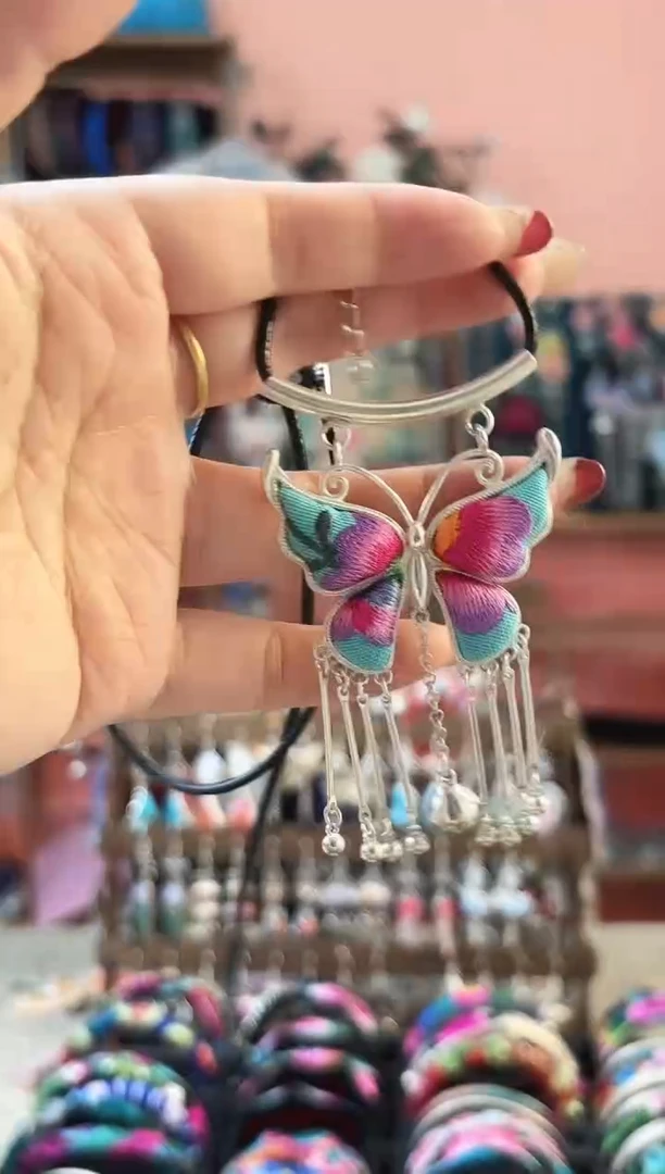 织绣彩云南阁老绣饰品36