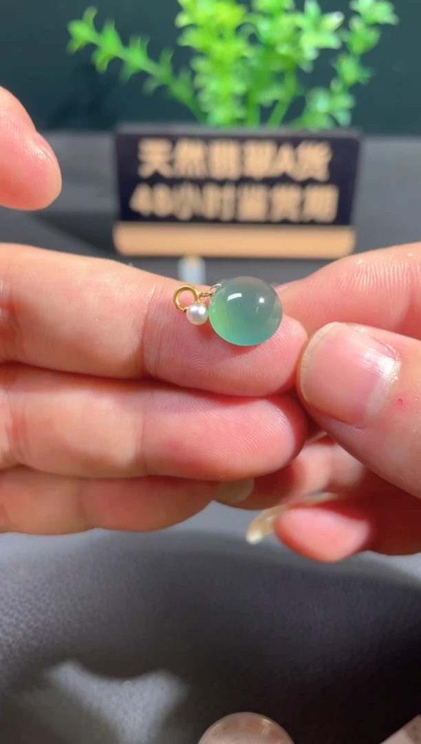 翡翠18K金镶嵌颈饰翡翠