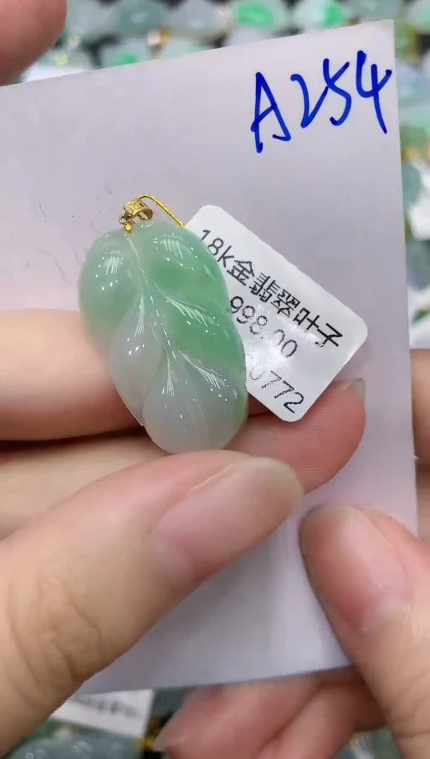 翡翠18K金镶嵌颈饰111111111