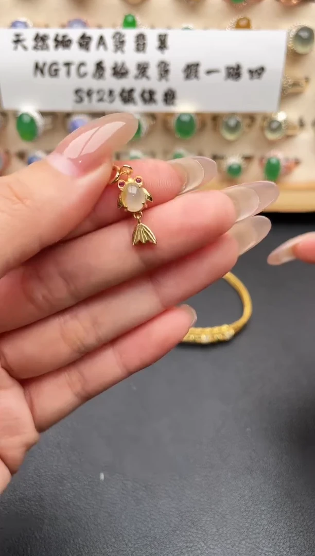 未镶嵌戒指翡翠一物一证一礼盒