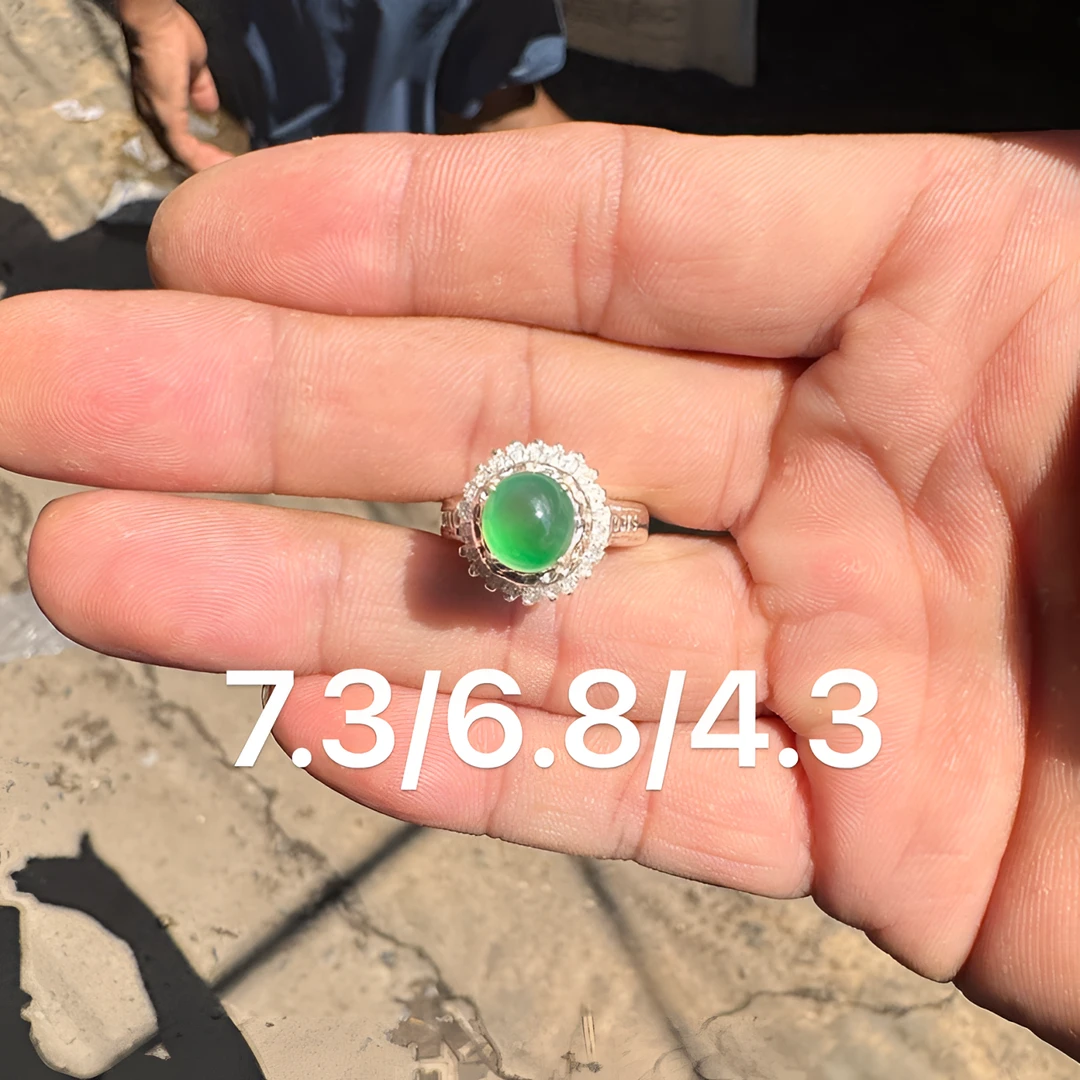 1009(小哪吒在源头)冰种翡翠木那阳绿戒面饱满肉细杠味荧光足M250