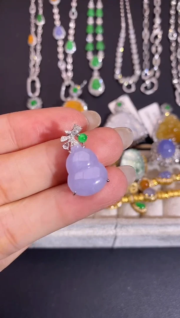 颈饰18K金镶嵌翡翠吊坠