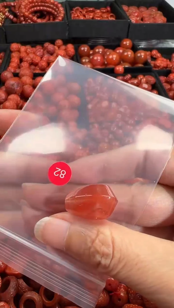 南红玛瑙未镶嵌颈饰1