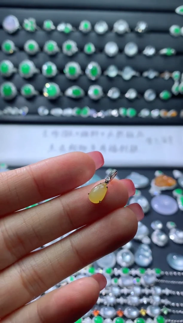 颈饰18K金镶嵌翡翠18K翡翠