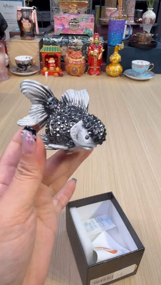 32黑色满钻金鱼