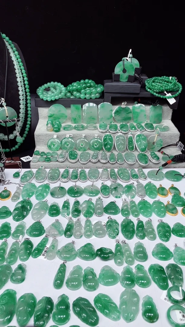 吊坠(赠链)未镶嵌石英质玉（非洲翠）3.24豆子