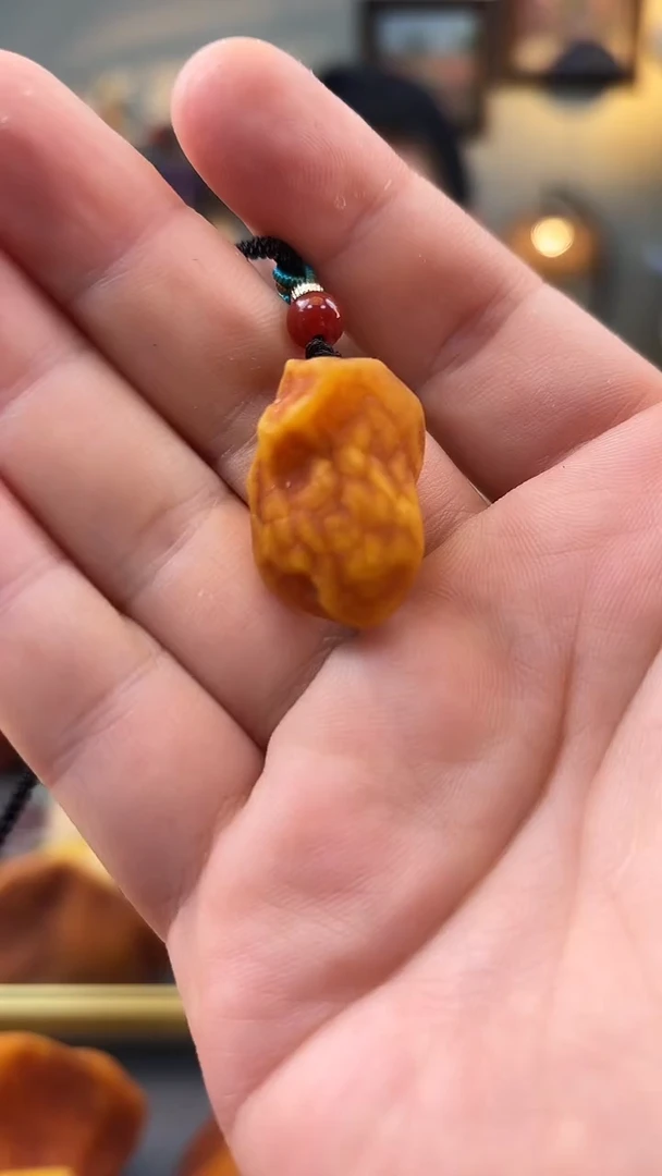 未镶嵌颈饰琥珀吊坠
