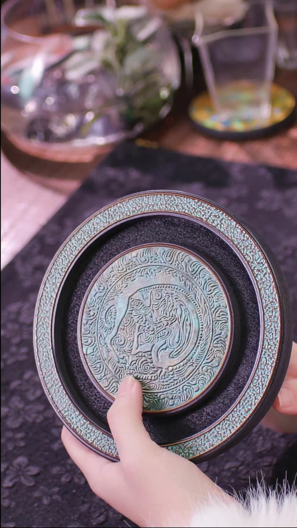 壹藏贰宝青铜图案小壶承