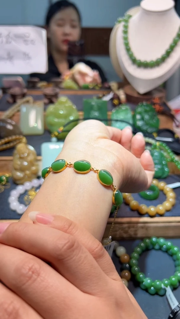 颈饰18K金镶嵌和田玉1