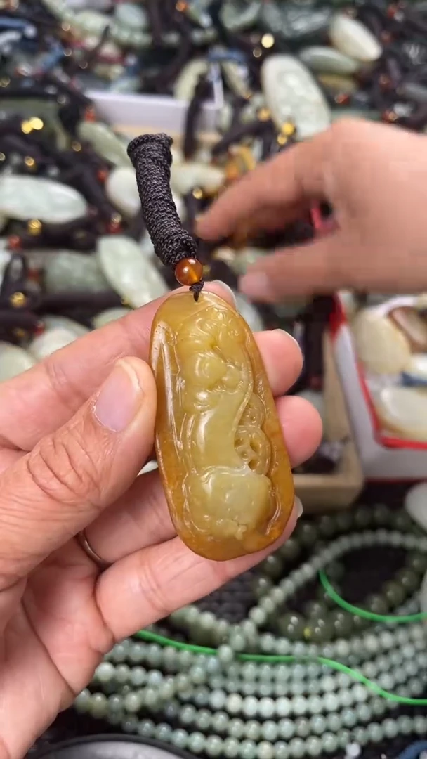 【闪购商品】和田玉颈饰未镶嵌多样性发货没有证书，拍一发一.有瑕