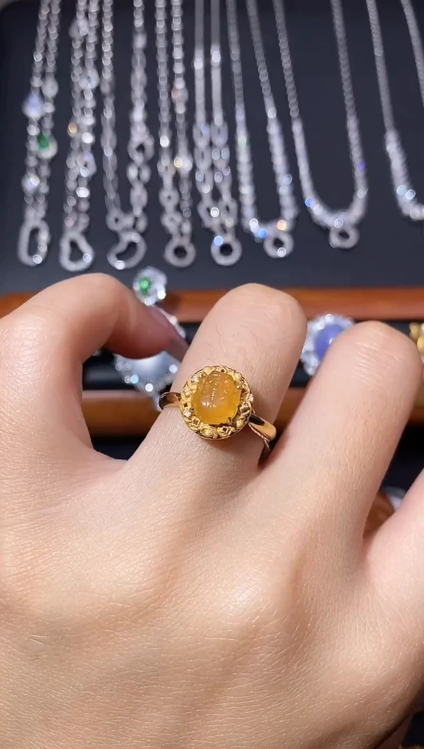 颈饰18K金镶嵌翡翠戒指